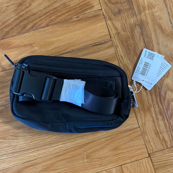 Lululemon black Everywhere Belt Bag - Picture 5 of 7